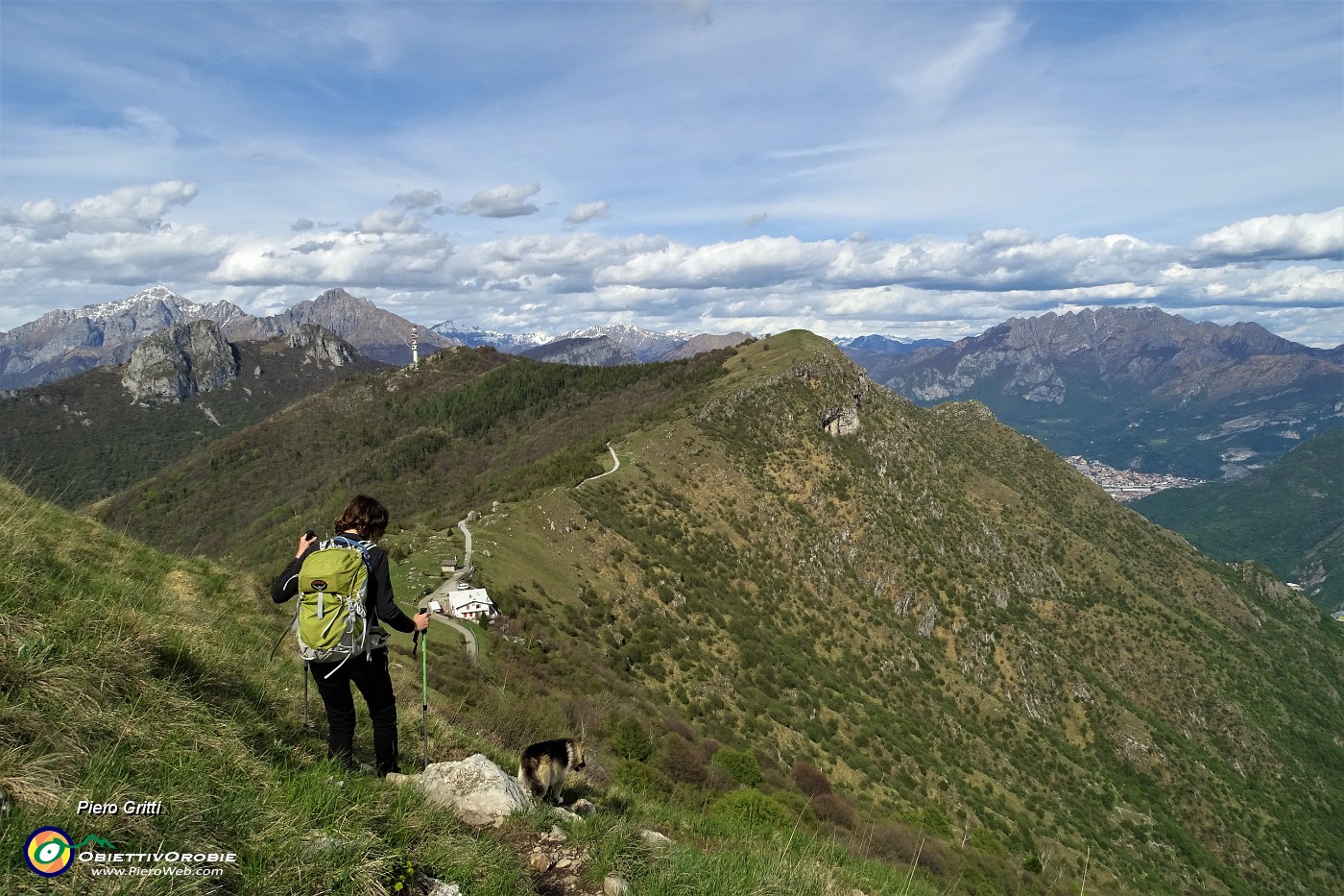 96 Scendiamo sul sent. SEC 11-direttissima con vista sul Rif. Consiglieri e il Monte Rai.JPG